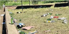  ?? Picture: ANDISA BONANI ?? DUMPED RUBBISH: The Aalwee tennis clubhouse was surrounded by filled with litter after a picnic by the ANCYL, but was later removed