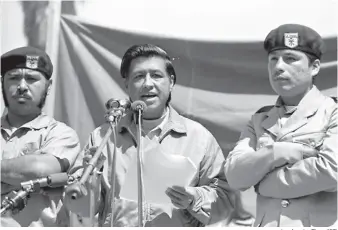  ?? Los Angeles Times 1971 ?? A 1975 law inspired by Cesar Chavez (center) allowed union organizers to contact farmworker­s during nonworking hours. The justices ruled the “right of access” violates property rights.