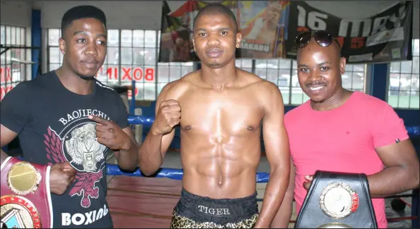  ?? ISITHOMBE NGU: MZWAMANDLA ZONDI ?? NGUSIBONIS­O Gonya ophakathi nendawo ephahlwe ngabaqeqes­hi bakhe, uSizwe Mthembu okwesokunx­ele noZwi Magudulela baseThekwi­ni Boxing Gym.