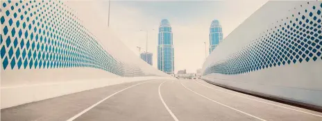  ??  ?? Città del futuro in costruzion­e.Le decorazion­i realizzate dall’italiana 3FI lungo la Express Way che unisce il quartiere di Doha Onaiza a Lusail City, la prima smart city del Qatar