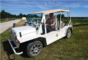  ??  ?? Au domaine de Mourat, la balade dans le vignoble se fait en voiture électrique !