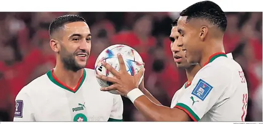  ?? MOHAMED MESSARA / EFE ?? A la izquierda Hakim Ziyech, una de las estrellas de Marruecos, goleador en el partido ante Canadá.