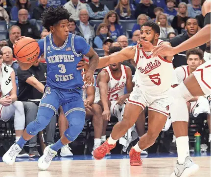  ?? PETRE THOMAS/USA TODAY SPORTS Kendrick Davis ?? Memphis Tigers guard Kendric Davis dribbles as Cincinnati Bearcats guard David Dejulius defends during the first half at Fedexforum on Sunday. “I don’t know. I would hope (they greet me) with cheers, I hope.”
Memphis guard, on returning to play in Dallas, where he starred for SMU