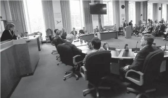  ?? ADRIAN LAM, TIMES COLONIST ?? Mayor Lisa Helps leads the first meeting of Victoria council after the election on Nov. 15, 2014. The next municipal elections will be held Oct. 20, 2018.