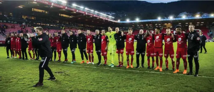  ?? FOTO: BERIT ROALD, SCANPIX ?? NORD NESTE: Brann-gjengen kunne feire foran Store Stå etter vårens hjemmekamp mot Tromsø. Mandag venter samme lag på bortebane, der Brann bør vinne for å holde liv i gullhåpet.