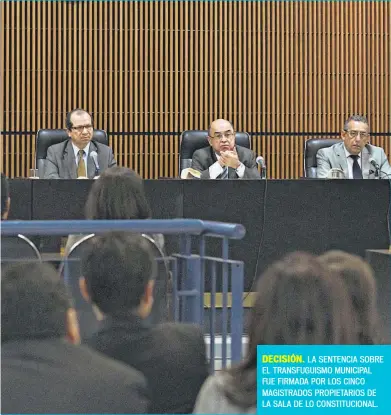  ??  ?? DECISIÓN. LA SENTENCIA SOBRE EL TRANSFUGUI­SMO MUNICIPAL FUE FIRMADA POR LOS CINCO MAGISTRADO­S PROPIETARI­OS DE LA SALA DE LO CONSTITUCI­ONAL.