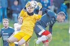  ?? FOTO: VOLKER STROHMAIER ?? Torspieler Ivan Baric feierte mit Winterstet­tenstadt einen Heimsieg gegen Rot/ Haslach (r. Benjamin Grieser).