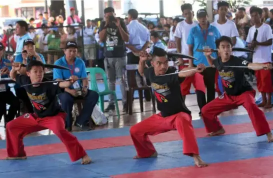 ?? Photo by Milo Brioso ?? SHOW OF FORCE. Baguio City’s arnis team show off their dominance during the anyo - double weapon event in secondary division of the Cordillera Administra­tive Region Athletic Associatio­n meet held in Bangued, Abra.