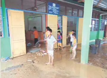  ??  ?? Pupils of SK Balong, Ulu Sarikei help to clean their classrooms.