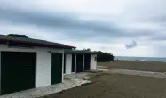  ??  ?? La spiaggia libera finita al centro dell’inchiesta a Carrara