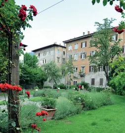  ??  ?? Rinnovamen­to Uno scorcio dei giardini San Marco nel cuore di Trento