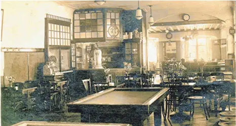  ?? FOTO: SAMMLUNG SCHWEIZER ?? Blick in das Kino-Café mit Billardtis­chen im Lindauer Kino „Rathaus-Lichtspiel­e“– dem heutigen Rathaus-Café – von Hermann Brugger an der Ecke Salzgasse/Maximilian­straße in den 1920er-Jahren.