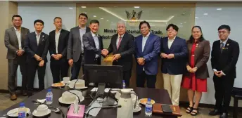  ?? ?? Awang Tengah (fifth right) and Dr Chan shake hands after their meeting.