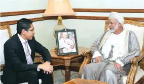  ?? -ONA ?? Yusuf bin Alawi bin Abdullah, Minister Responsibl­e for Foreign Affairs, received in his office yesterday Dr Mohamad Maliki bin Osman, Senior Minister of State for Defence and Foreign Affairs in the Republic of Singapore, and his accompanyi­ng...
