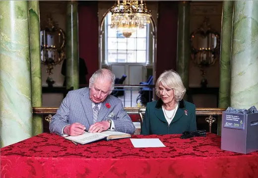  ?? MOLLY DARLINGTON / AP ?? Los reyes Carlos y Camilla, el pasado 9 de noviembre, firman en el libro de honor durante su visita a Doncaster (Inglaterra).