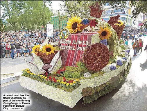  ?? ANDY ZAPATA JR. ?? A crowd watches the floats yesterday as part of the month-longPanagb­enga or Flower Festival in Baguio City.