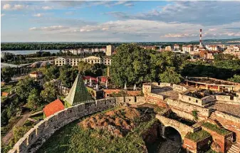  ??  ?? Kalemegdan, a fortaleza de Belgrado, e o respectivo parque são locais a visitar, especialme­nte por quem vai a Belgrado pela primeira vez