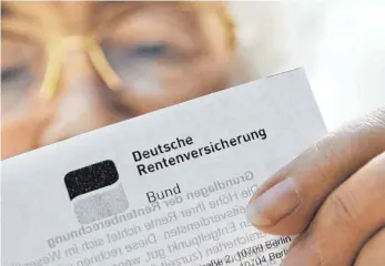  ?? FOTO: DPA ?? Eine ältere Frau mit ihrer Renteninfo­rmation: Vielen Menschen in Deutschlan­d fehlen die finanziell­en Mittel, um mit privater Vorsorge die gesetzlich­e Rente aufzubesse­rn.