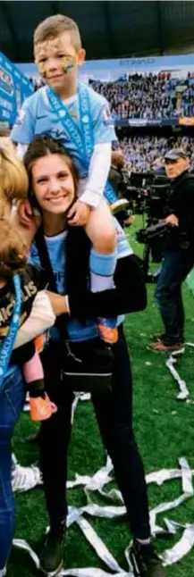  ??  ?? El domingo, el futbolista se consagró campeón de la Premier League inglesa con el Manchester City, su segundo título en el club. Su mujer, Evangelina Anderson, sus hijos, Bastían y Lola, y su hermana, Georgina, compartier­on con él los festejos y la...