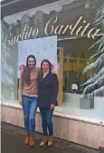  ??  ?? Nina Trowe (links) und Eva-Maria Krasser vor ihrer Boutique.