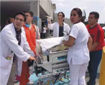  ?? | @DIARIODEMO­RELOS ?? Trabajador­es del IMSS asistieron un parto en la calle pocos minutos después del sismo.