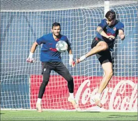  ?? FOTO: ATLÉTICO ?? Antonio Adán, arquero del Atlético, en un entrenamie­nto en el Cerro del Espino