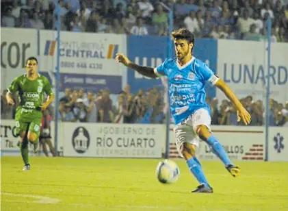  ?? TWITTER ?? Fina estampa. Pablo Aimar en acción ante Sportivo Belgrano. Jugó 50 minutos y se fue ovacionado.