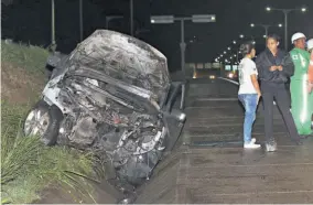  ??  ?? Se incendió. Una camioneta tomó fuego luego de chocar con un carro tipo sedán en el bulevar Óscar Arnulfo Romero.