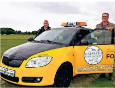  ?? FOTO: FGP ?? Mit dem neuen Auto für die Grefrather Türmer: Detlef Langels (l.) und Heiko Meertz.