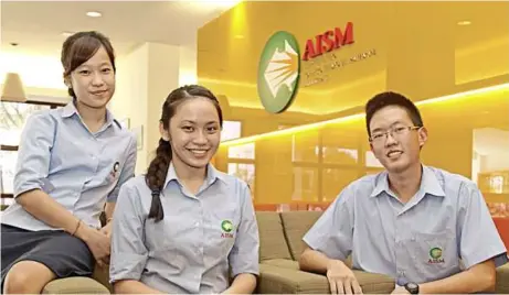  ??  ?? Happy Scholars at AISM (from left) Seo Yiie Lyn, Maverlyn Tan Yie Ning and Choo Khai Kern.