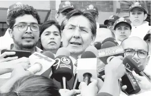  ?? — Gambar Reuters ?? PEGUAM Negara Nestro Humberto Martinez (tengah) ketika ditemu bual oleh media di Cali, Colombia mengesahka­n mayat yang ditemui baru-baru ini adalah wartawan Ecuador.