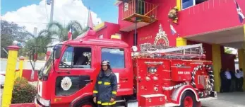  ?? ?? Los bomberos de San Luis, Santo Domingo Este, recibieron un camión en donación.