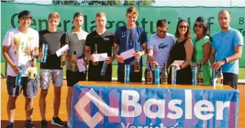  ?? Foto: svat ?? 77 Teilnehmer waren angetreten, hier die Finalisten bei der Siegerehru­ng des Tennis-Basler-Cups im Bachtal.