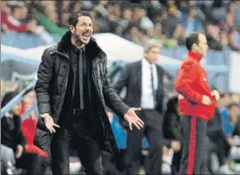  ?? FOTO: SIRVENT ?? El Cholo, con Pellegrini en segundo plano, en una visita del Atlético a Málaga