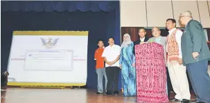  ??  ?? SIMBOLIK: Uggah melakukan gimik sempena pelancaran Konferen Antarabang­sa bahasa Iban dan Etnografi 2017 di IPG Kampus Sarawak Miri semalam. Kelihatan sama (dari kiri) Lukanisman, Abdul Aziz, Sherrina, Dr Penguang manakala (dari kanan) Gumbang dan...