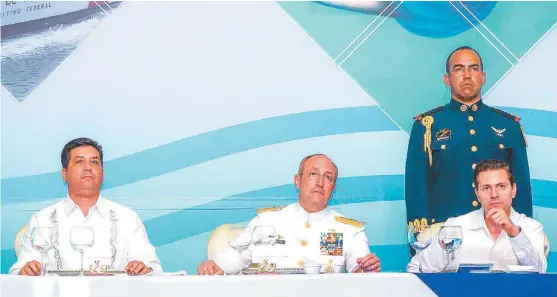  ?? ESPECIAL ?? Francisco García Cabeza de Vaca acompañó al titular de Semar y al Primer Mandatario en la conmemorac­ión del Día de la Marina.