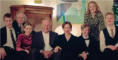  ?? ?? Foto ricordo La famiglia protagonis­ta di «Hope» in una scena del film diretto da Maria Sødahl e ispirato alla storia della stessa regista