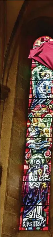  ?? Foto: Francis Erasmy ?? Mit dem neuen Hänge-Kreuz hält auch die Kreuzverhü­llung Einzug in die Echternach­er Basilika.