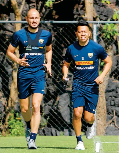  ??  ?? LESIONADO. Sebastián Saucedo (derecha) corre junto a González durante una práctica con los Pumas, en Cantera.