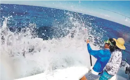  ?? FUENTE EXTERNA ?? Diego Medina en plena acción ayer en el segundo día de competenci­a del tradiciona­l torneo de pesca.