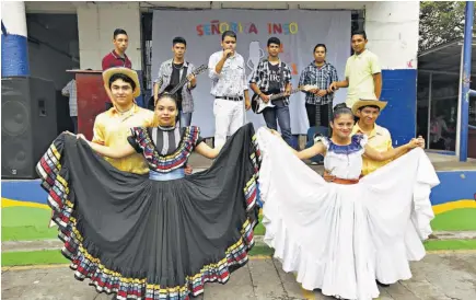  ??  ?? Unión. Los jóvenes se esmeran por permanecer unidos y generar un espacio de sana convivenci­a en el instituto.