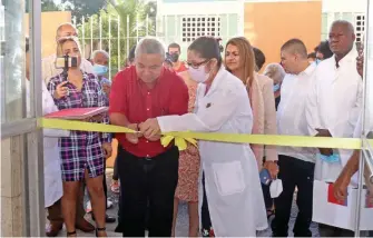  ?? | fotos: Heriberto González Brito ?? Al inicio de la conmemorac­ión, Ulises Guilarte De Nacimiento, secretario general de la CTC, inauguró una sala de oncohemato­logía, y se abrió una sala de hospitaliz­ación con 42 camas.