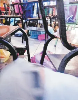  ??  ?? Niños se resguardan bajo sus sillas al escuchar disparos en Reynosa.