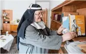  ?? Fotos: Ulrich Wagner ?? Eine Kämpferin, die ihr Lachen nicht verloren hat: Schwester Apollonia setzt sich weiter für ihr Kloster ein.