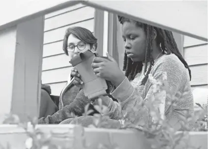  ?? KAREEM ELGAZZAR/USA TODAY NETWORK ?? Rose Curtin looks over Haddasha Revely-Curtin’s shoulder while she does schoolwork.