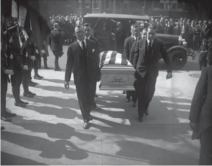  ?? CHICAGO TRIBUNE HISTORICAL PHOTO ?? Co-workers in the state’s attorney office acted as pallbearer­s carrying the coffin of William H. McSwiggin into St. Thomas Aquinas Catholic Church for his funeral on May 1, 1926. McSwiggin’s death inadverten­tly led to the prosecutio­n of gangster Al Capone on tax charges.