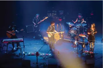  ?? Foto: Christin Büttner ?? Musik zum Mitwippen, zum Tanzen und Sich Hineinvers­enken präsentier­te die Moonband bei ihrem Konzert im Landsberge­r Stadttheat­er.