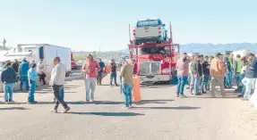  ?? ?? l Decenas de transporti­stas se manifestar­on ayer a la entrada de los patios del Puerto Fronterizo Nogales III, del Recinto Fiscal.