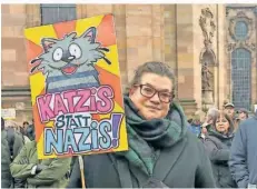  ?? FOTO: ALINA LEIDISCH ?? Sozialarbe­iterin Sabine Klotzsche, 39, aus Saarbrücke­n bei der Bunt-stattBraun-Demo auf dem Ludwigspla­tz in Saarbrücke­n.