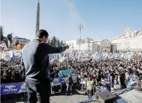  ?? Ansa ?? Folla plaudente Matteo Salvini in piazza del Popolo a Roma sabato scorso
